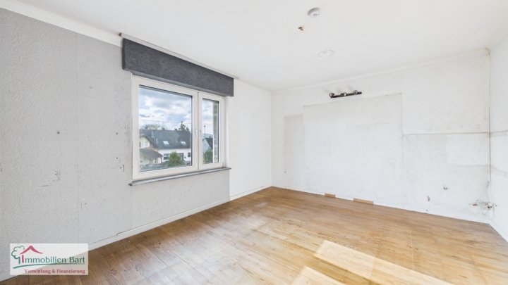 SOFORT VERFÜGBAR: WOHNHAUS + BAUGRUNDSTÜCK!