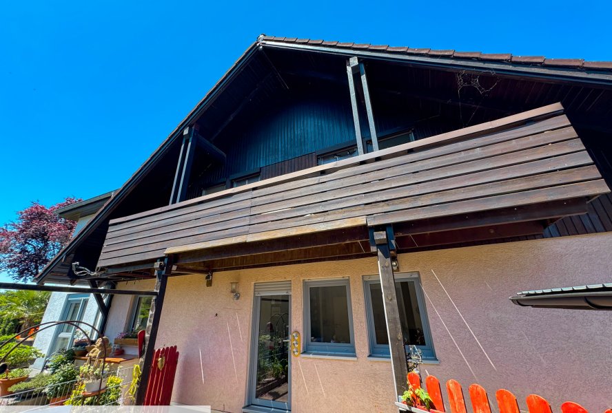 Seitenansicht mit seitlichem Balkon