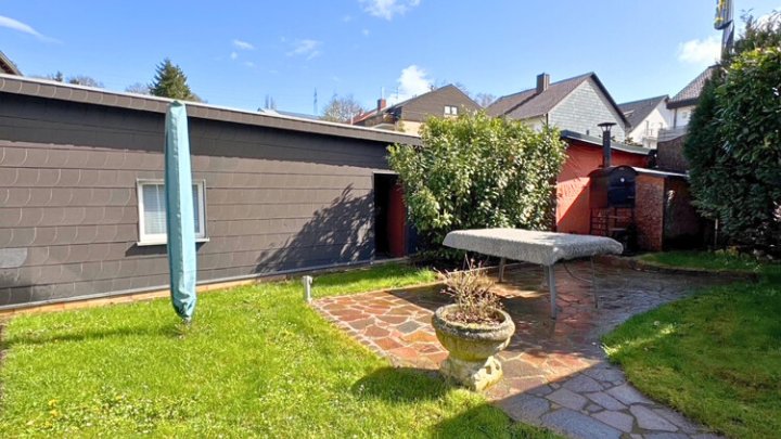 Freistehendes gepflegtes 2-3 FH mit Wintergarten, Garage, sofort verfügbar