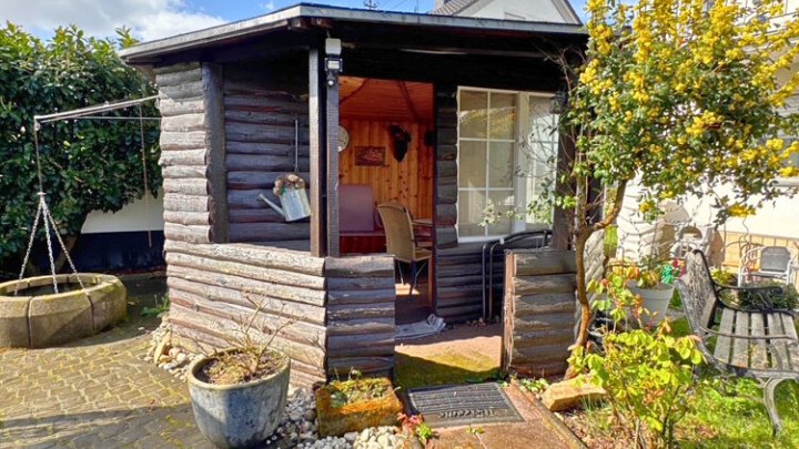 Freistehendes gepflegtes 2-3 FH mit Wintergarten, Garage, sofort verfügbar