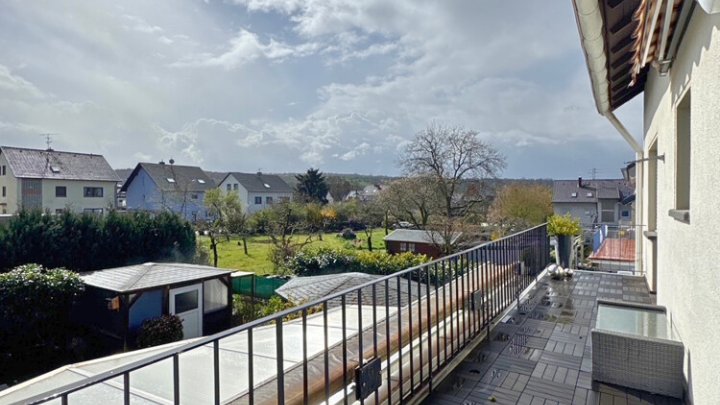 Freistehendes gepflegtes 2-3 FH mit Wintergarten, Garage, sofort verfügbar