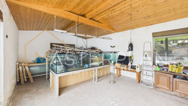 Freistehendes Einfamilienhaus mit großem Garten