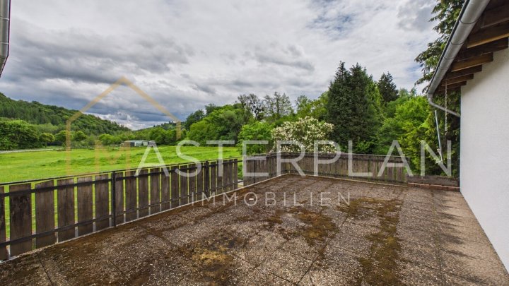 Freistehendes Einfamilienhaus mit großem Garten