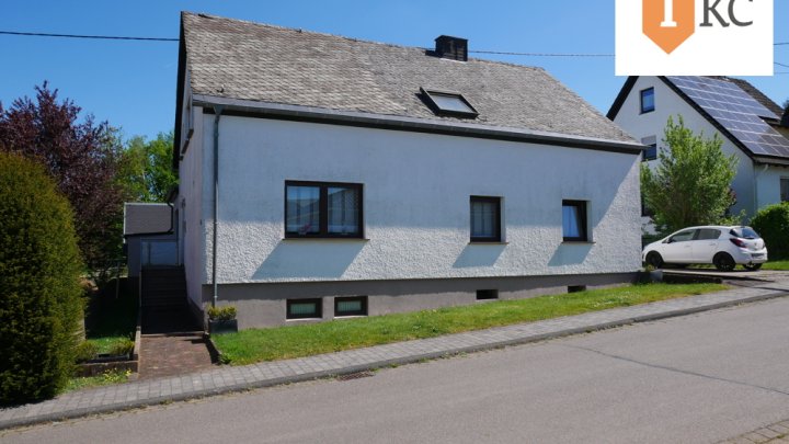 Großzügiges, gepflegtes  und renoviertes Ein- Zweifamilienhaus mit großem Grundstück - Einziehen - Wohlfühlen !!
