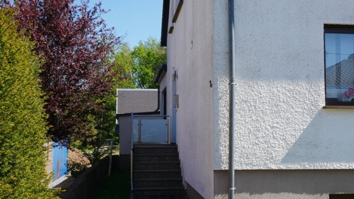 Großzügiges, gepflegtes  Doppelhaus mit großem Grundstück - Einziehen - Wohlfühlen !!