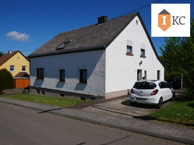 Vorderansicht mit Blick auf den 1. Eingang