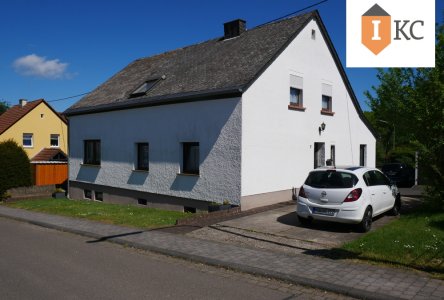 Vorderansicht mit Blick auf den 1. Eingang