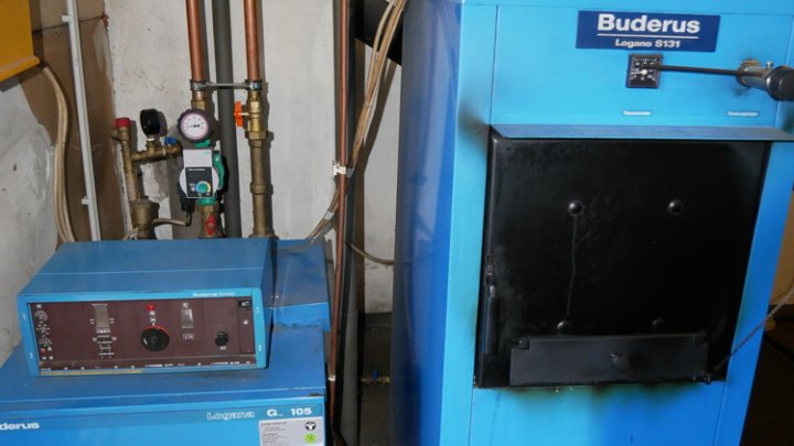 Großzügiges, gepflegtes  Doppelhaus mit großem Grundstück - Einziehen - Wohlfühlen !!
