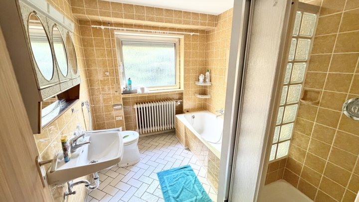 Großzügiges Einfamilienhaus mit Einliegerwohnung in begehrter Aussichtslage