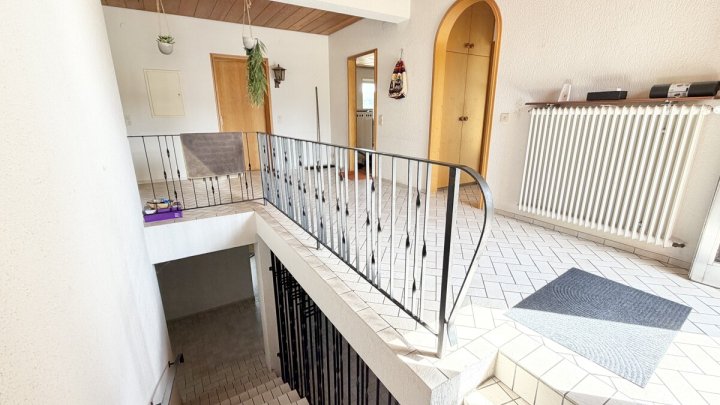 Großzügiges Einfamilienhaus mit Einliegerwohnung in begehrter Aussichtslage