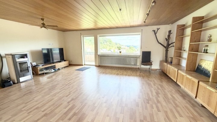 Großzügiges Einfamilienhaus mit Einliegerwohnung in begehrter Aussichtslage