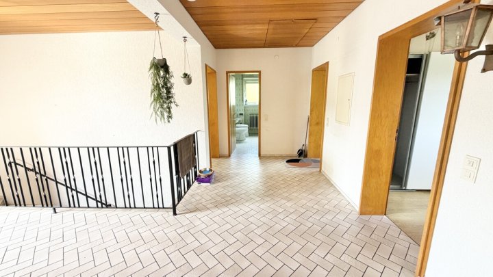 Großzügiges Einfamilienhaus mit Einliegerwohnung in begehrter Aussichtslage