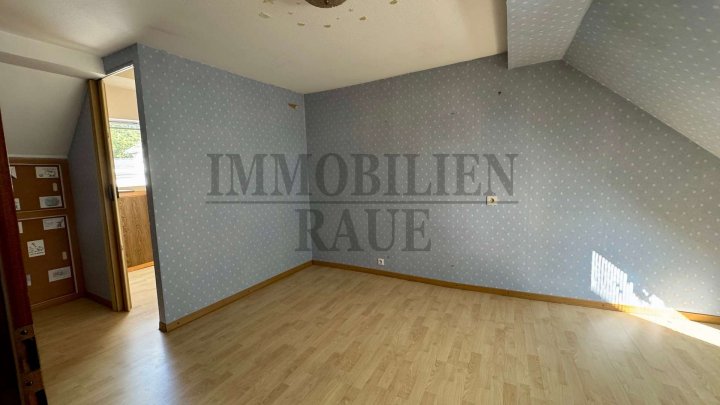 FAMILIENFREUNDLICHES, FREISTEHENDES 1 FAM.-HAUS MIT GARTEN UND 2 GARAGEN IN SULZBACH - SOFORT FREI