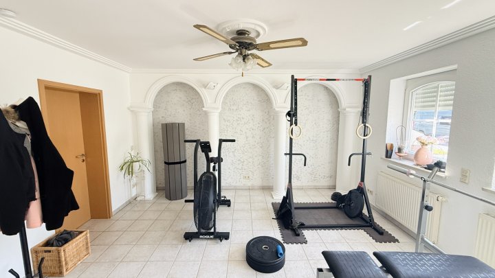 Exklusives u. großzügiges Anwesen mit Einliegerwohnung und luxuriösem Pool in Siersburg zu verkaufen