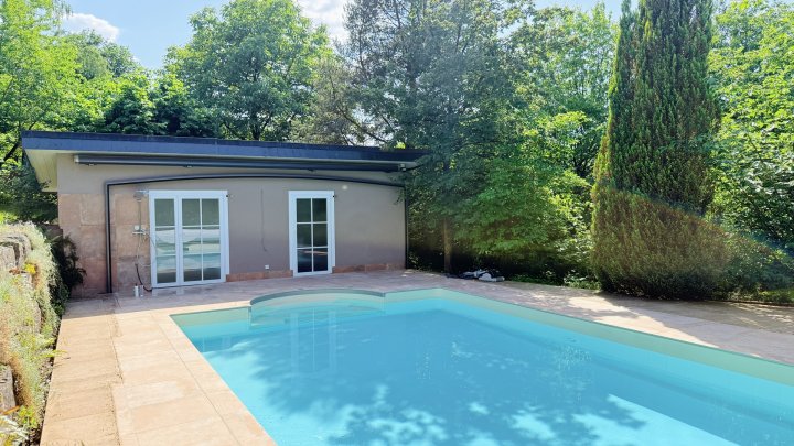 Exklusives u. großzügiges Anwesen mit Einliegerwohnung und luxuriösem Pool in Siersburg zu verkaufen