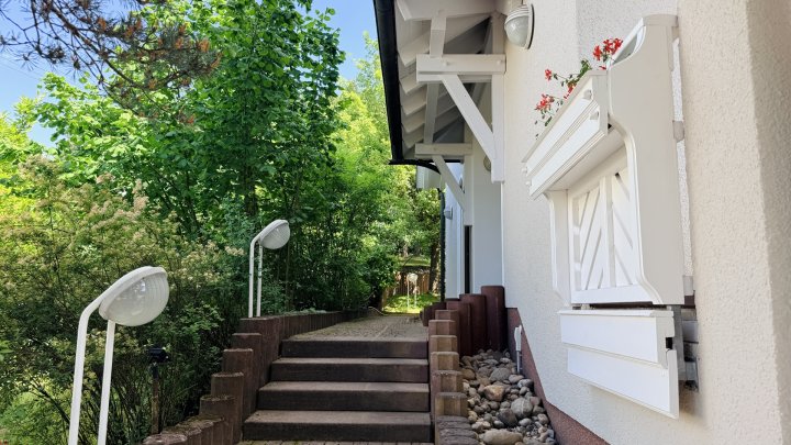 Exklusives u. großzügiges Anwesen mit Einliegerwohnung und luxuriösem Pool in Siersburg zu verkaufen