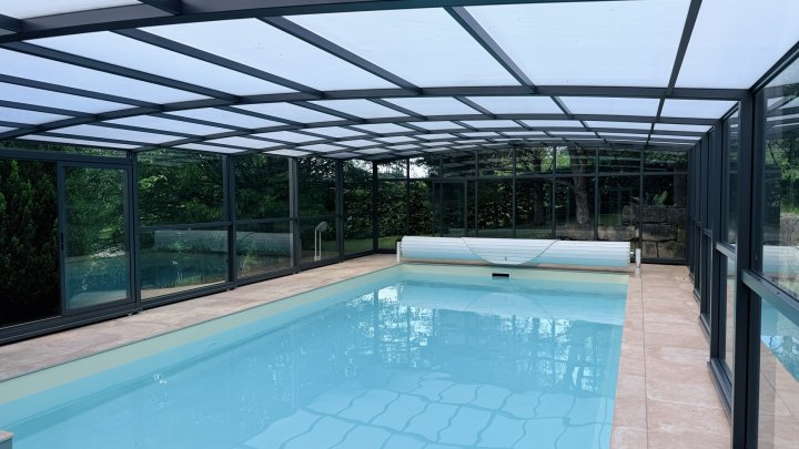 Exklusives u. großzügiges Anwesen mit Einliegerwohnung und luxuriösem Pool in Siersburg zu verkaufen