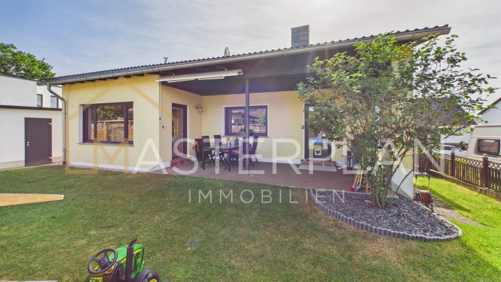 Stilvoll modernisiertes Einfamilienhaus mit Garten und vielseitigem Raumangebot