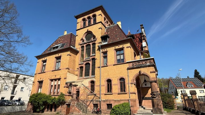 VILLA SCHWINN - Repräsentative 2,5-ZKB Altbauwohnung im DG mit EBK in ZW-City