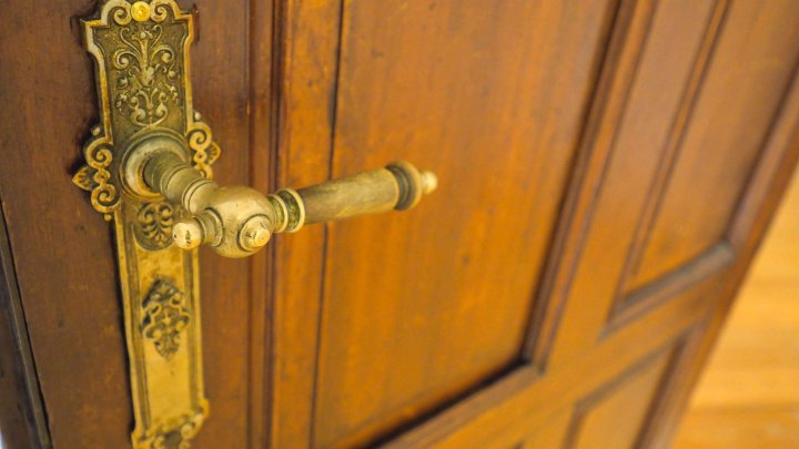 VILLA SCHWINN - Repräsentative 2,5-ZKB Altbauwohnung im DG mit EBK in ZW-City