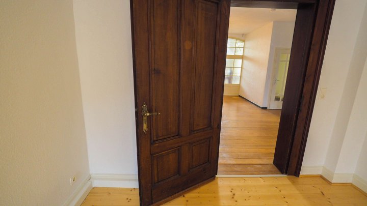 VILLA SCHWINN - Repräsentative 2,5-ZKB Altbauwohnung im DG mit EBK in ZW-City