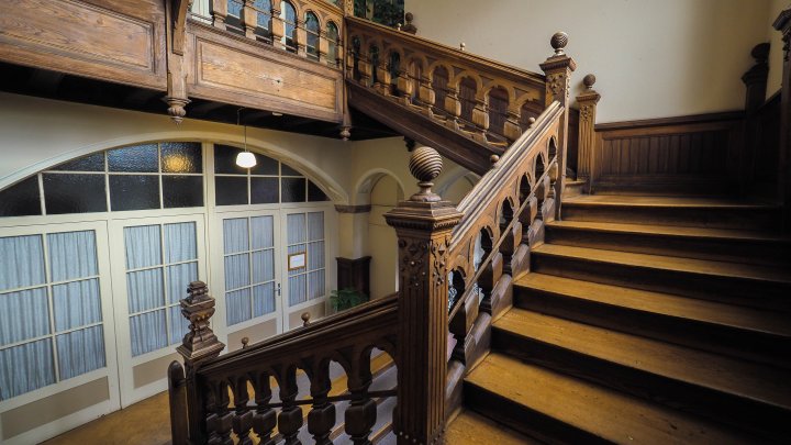 VILLA SCHWINN - Repräsentative 2,5-ZKB Altbauwohnung im DG mit EBK in ZW-City