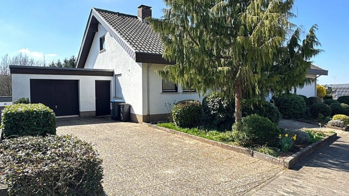Großzügiges 1-FH + ELW, freistehend mit 2 Garagen, Kamin + Wintergarten
