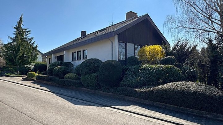 Großzügiges 1-FH + ELW, freistehend mit 2 Garagen, Kamin + Wintergarten