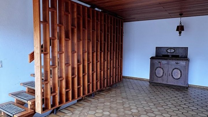Großzügiges 1-FH + ELW, freistehend mit 2 Garagen, Kamin + Wintergarten
