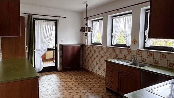 Großzügiges 1-FH + ELW, freistehend mit 2 Garagen, Kamin + Wintergarten