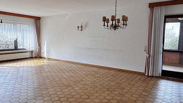 Großzügiges 1-FH + ELW, freistehend mit 2 Garagen, Kamin + Wintergarten