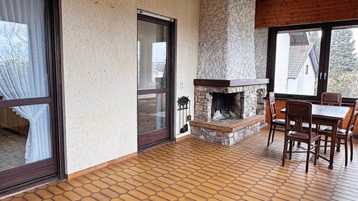 Großzügiges 1-FH + ELW, freistehend mit 2 Garagen, Kamin + Wintergarten