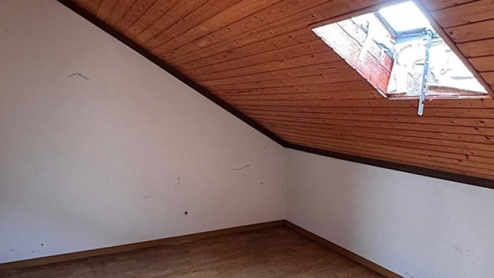 Großzügiges 1-FH + ELW, freistehend mit 2 Garagen, Kamin + Wintergarten