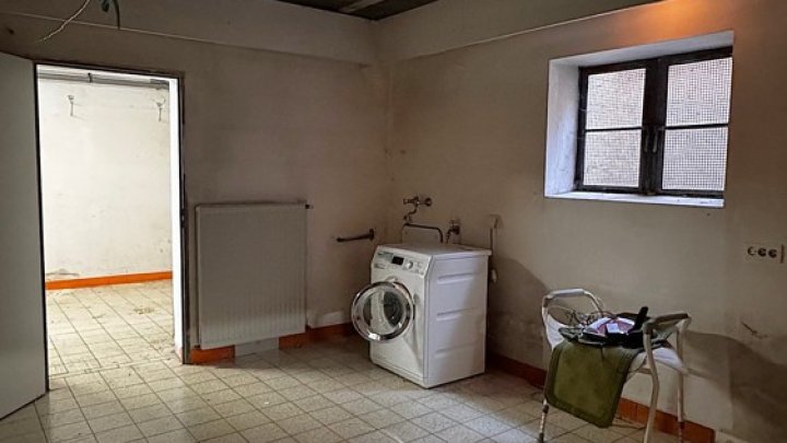 Großzügiges 1-FH + ELW, freistehend mit 2 Garagen, Kamin + Wintergarten