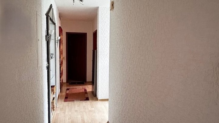 Großzügiges 1-FH + ELW, freistehend mit 2 Garagen, Kamin + Wintergarten