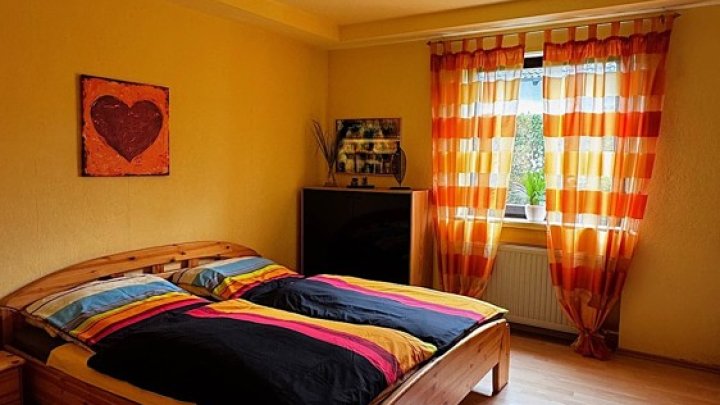 Großzügiges 1-FH + ELW, freistehend mit 2 Garagen, Kamin + Wintergarten