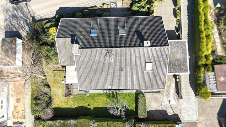 Großzügiges 1-FH + ELW, freistehend mit 2 Garagen, Kamin + Wintergarten