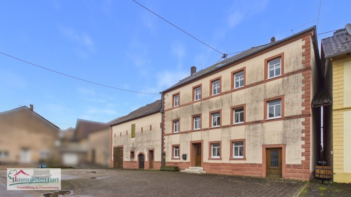 GRENZE L-SCHENGEN: BAUERNHAUS MIT GROßEN NEBENGEBÄUDEN IN PERL-BORG!