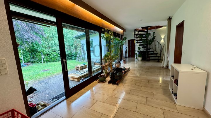 WOHNEN MIT VIEL PLATZ, PRIVATSPHÄRE UND ZAHLREICHEN EXTRAS – GEPFLEGTER WINKELBUNGALOW IN SPIESEN