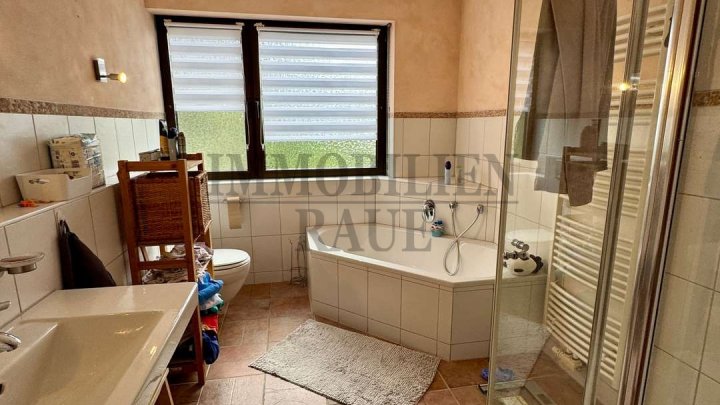 WOHNEN MIT VIEL PLATZ, PRIVATSPHÄRE UND ZAHLREICHEN EXTRAS – GEPFLEGTER WINKELBUNGALOW IN SPIESEN