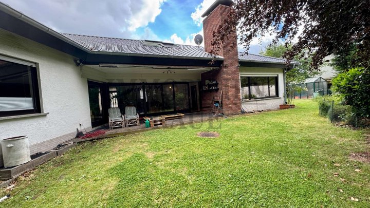 WOHNEN MIT VIEL PLATZ, PRIVATSPHÄRE UND ZAHLREICHEN EXTRAS – GEPFLEGTER WINKELBUNGALOW IN SPIESEN