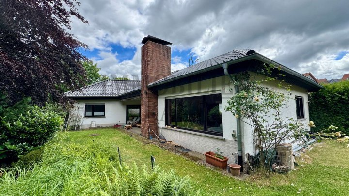 WOHNEN AUF EINER EBENE – WINKELBUNGALOW MIT GARTEN IN GUTER LAGE VON SPIESEN