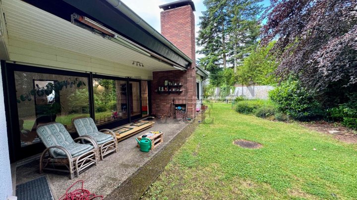 WOHNEN MIT VIEL PLATZ, PRIVATSPHÄRE UND ZAHLREICHEN EXTRAS – GEPFLEGTER WINKELBUNGALOW IN SPIESEN