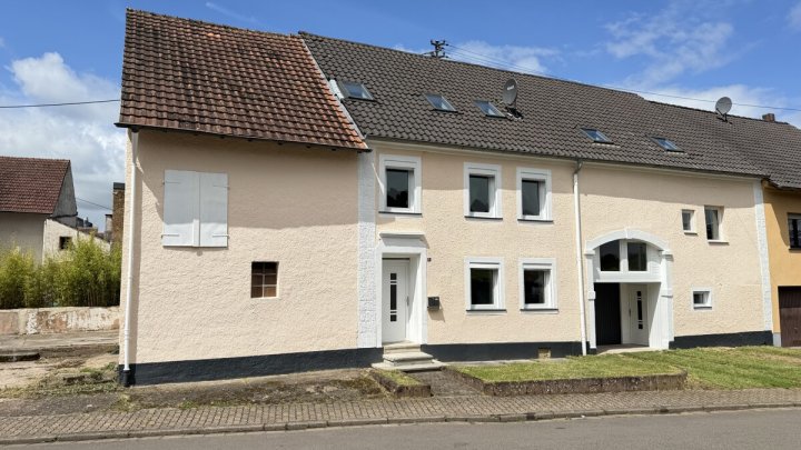 Mehrgenerationenhaus mit separaten Wohneinheiten und Scheune