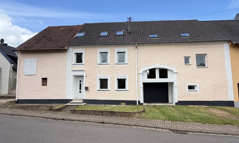 Mehrgenerationenhaus mit separaten Wohneinheiten und Scheune