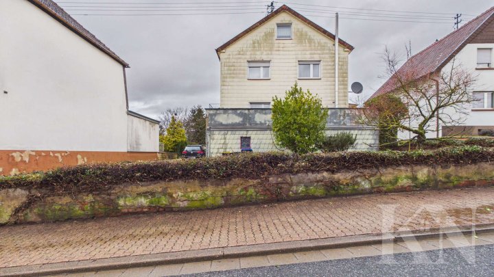 Freistehend! Großzügiges Ein,- bis Zweifamilienhaus in Wiesbach