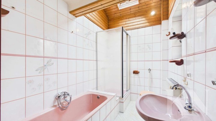 Freistehendes Ein-bis Zweifamilienhaus mit großem Grundstück & Potenzial in Schwalbach-Elm!