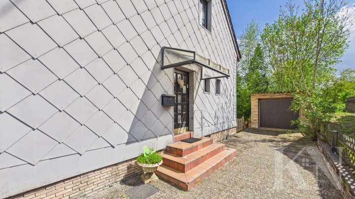 Doppelhaushälfte mit Potenzial in ruhiger Lage von Ludweiler