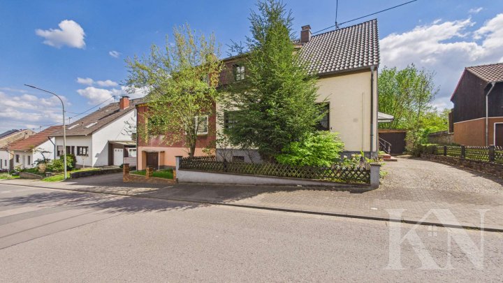 Doppelhaushälfte mit Potenzial in ruhiger Lage von Ludweiler