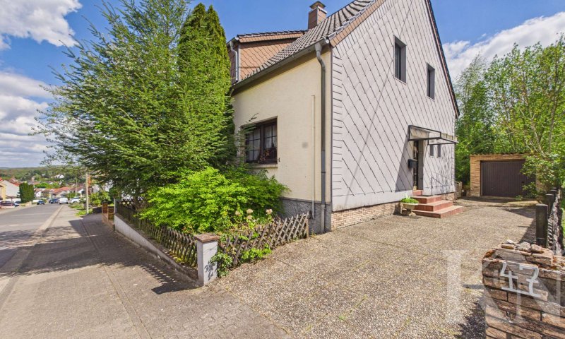 Doppelhaushälfte mit Potenzial in ruhiger Lage von Ludweiler